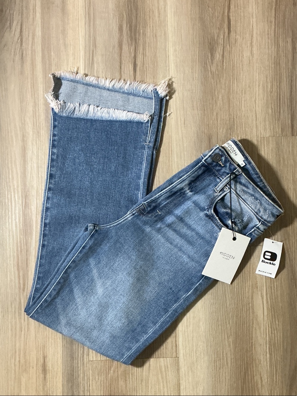 BUCKLE Women's Frayed Hem jeans, Size 27, NWT.